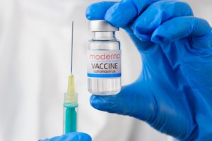 Švedija stabdo jaunų suaugusiųjų skiepijimą „Moderna“ vakcina dėl reto šalutinio poveikio