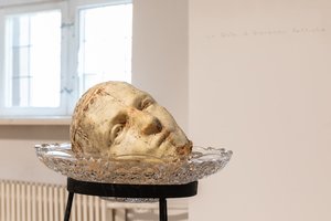 Įvietintų instaliacijų ir skulptūros paroda „Įvykio vieta“ kviečia naktinėti