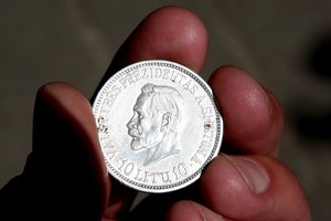 Ariogaloje plėšikas iš namo pavogė sidabrinių monetų už kelioliką tūkstančių eurų