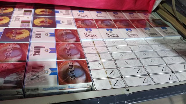 Pareigūnai konfiskavo išradingai paslėptą kontrabandą: rūkalai maskuoti žaidimų staluose