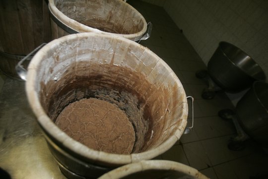 Greta Alytaus esančioje sodyboje pareigūnai rado 150 litrų raugo alkoholiui gaminti