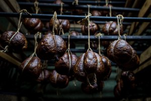 Plungės rajono ūkininkas kaltinamas šešėline prekyba mėsos gaminiais: neapskaitė beveik milijono eurų