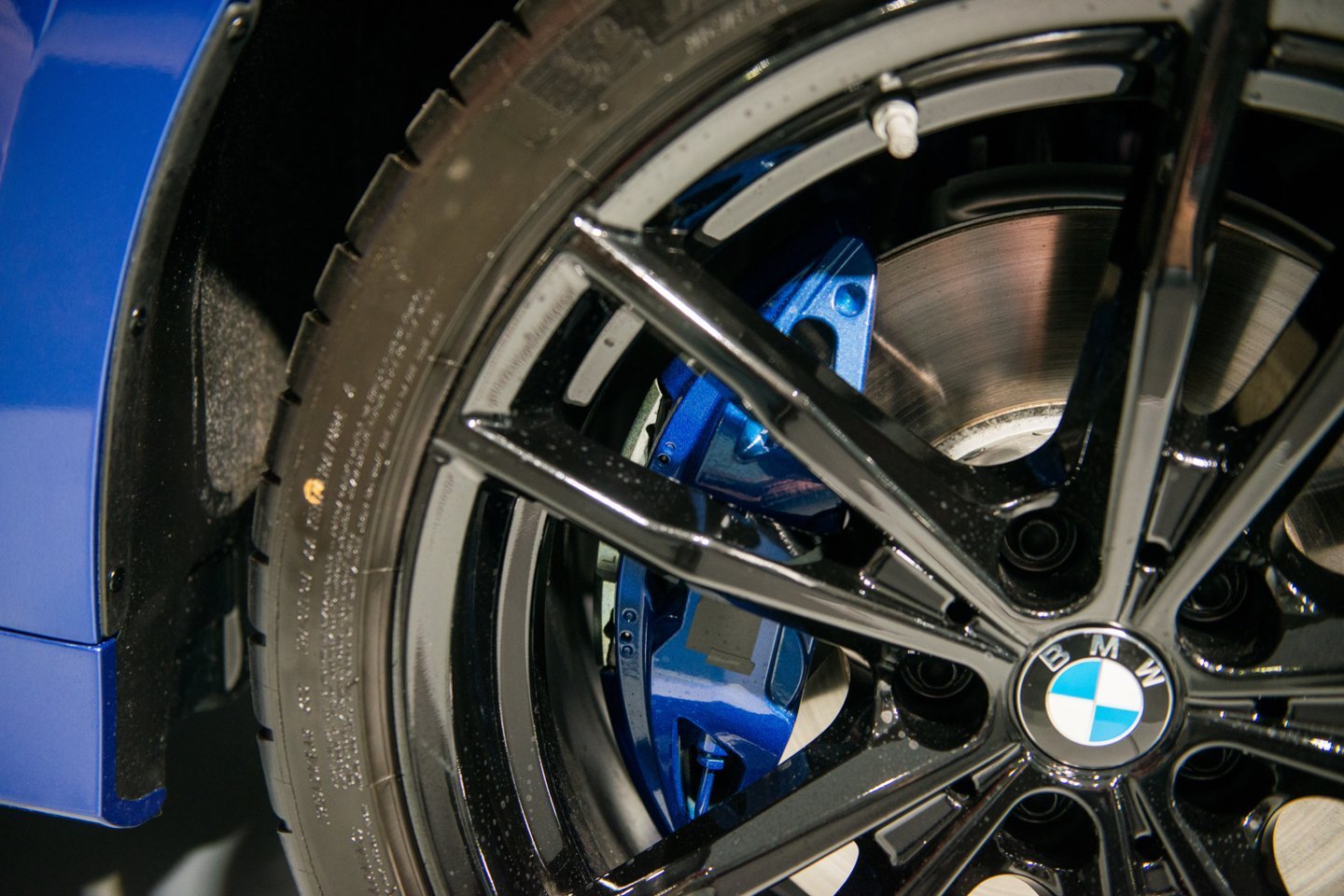 Vokietijos automobilių gamintojos BMW („Bayerische Motoren Werke“) pasauliniai automobilių pardavimai trečiąjį ketvirtį susitraukė dėl puslaidininkių stygiaus.<br>J.Stacevičiaus nuotr.