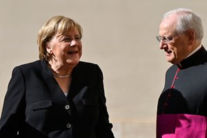 A. Merkel su atsisveikinimo vizitu lankosi pas popiežių