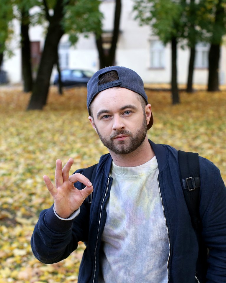  Kad galėtų prisiliesti prie kurčiųjų bendravimo ypatumų, D.Vaitiekūnas tris mėnesius mokėsi lietuvių gestų kalbos.<br> R.Danisevičiaus nuotr.
