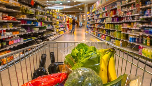 Kai kurių maisto prekių kainos išaugo net 70 procentų: ekonomistai įvardijo, ko galime laukti