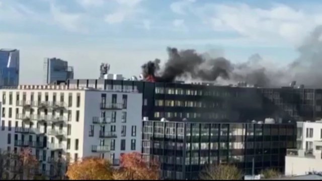 Užfiksuotas gaisras Vilniaus daugiabutyje: į dangų pakilo juodi dūmų kamuoliai