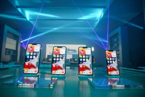 Lietuvos miestuose vyko naktinis „iPhone 13“ pristatymas