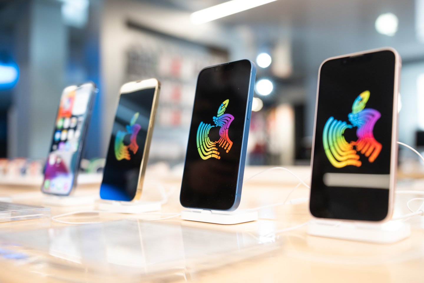 Lankytojai turėjo galimybę apžiūrėti, išbandyti bei įsigyti naujuosius „Apple“ telefonus.<br>„Topo Centro“ nuotrauka 