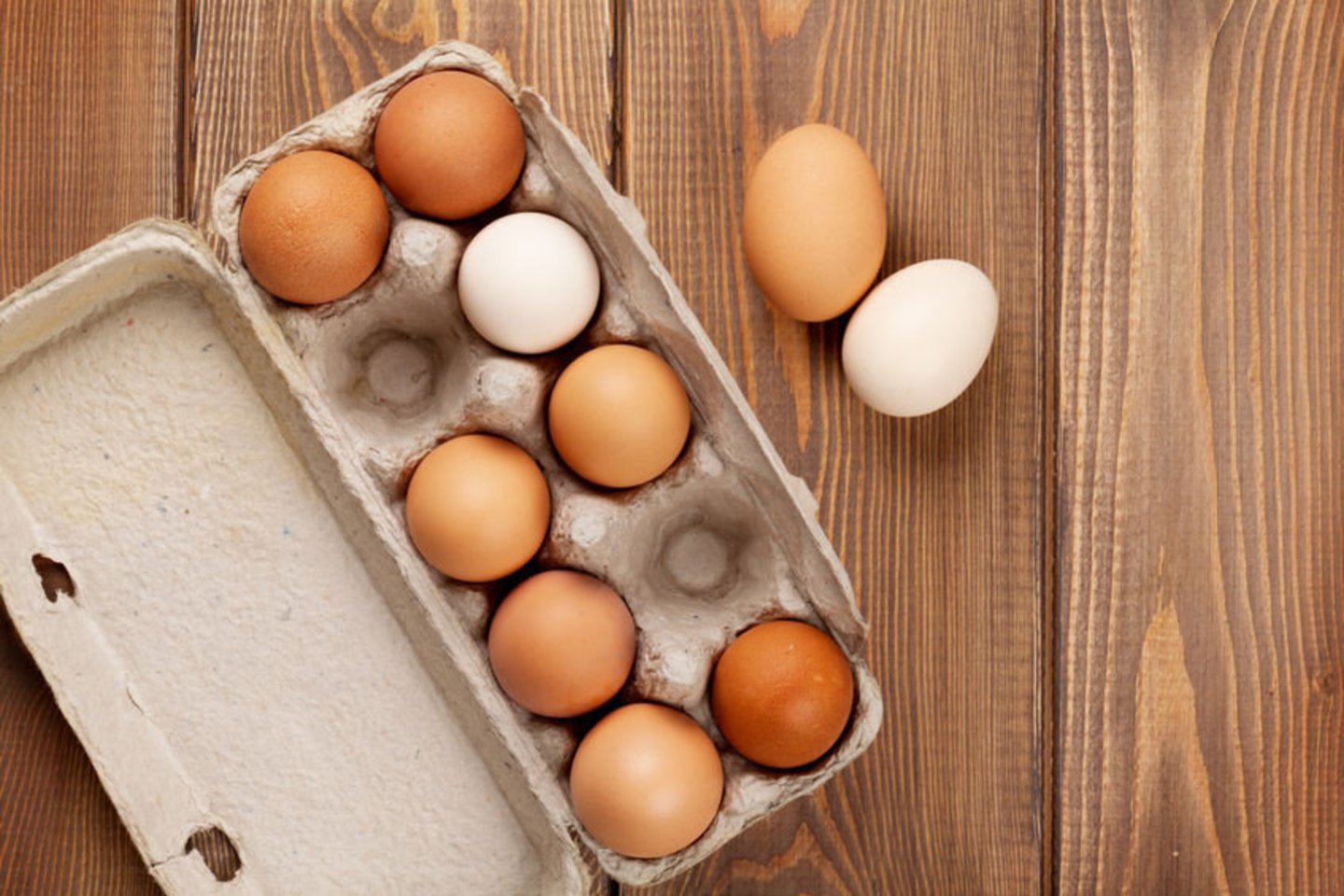 Tarp lietuvių vis dar populiariausi narvuose laikomi vištų kiaušiniai, bet po kelerių metų jų lentynose tiesiog nebeliks.<br>123rf nuotr.
