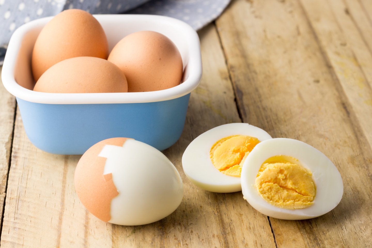 Tarp lietuvių vis dar populiariausi narvuose laikomi vištų kiaušiniai, bet po kelerių metų jų lentynose tiesiog nebeliks.<br>123rf nuotr.