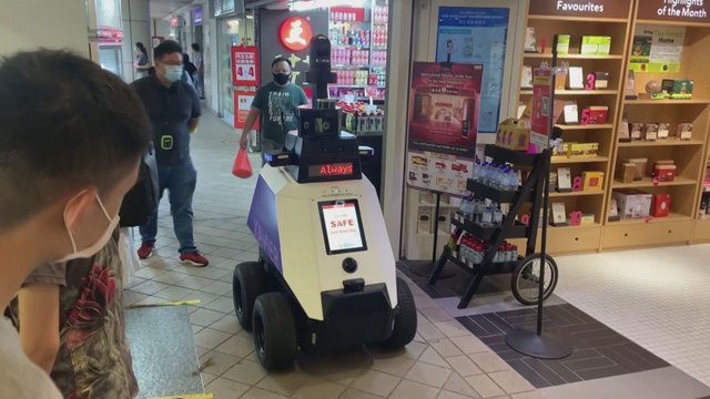 Singapūre į gatves išriedėjo policijos padėjėjai robotai: stebi ir įspėja viešosios tvarkos pažeidėjus