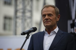 Lenkijos opozicijos lyderis D. Tuskas kviečia gyventojus į protestą prieš Konstitucinio teismo sprendimą