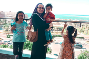 Tris vaikus Egipte auginanti Dovilė atvirai apie atrastą religiją ir norą griauti stereotipus