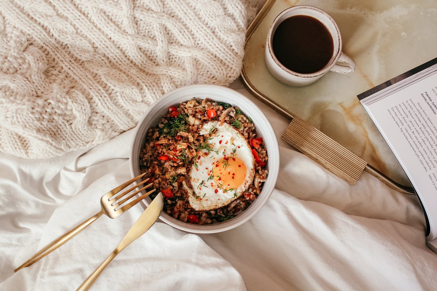 Grikių košė su keptomis daržovėmis ir kiaušiniu.