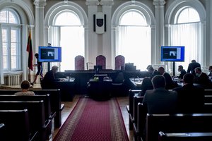 Gavęs prokuroro prašymą, Vilniaus apygardos teismas priverstas atidėti politinės korupcijos bylos nagrinėjimą