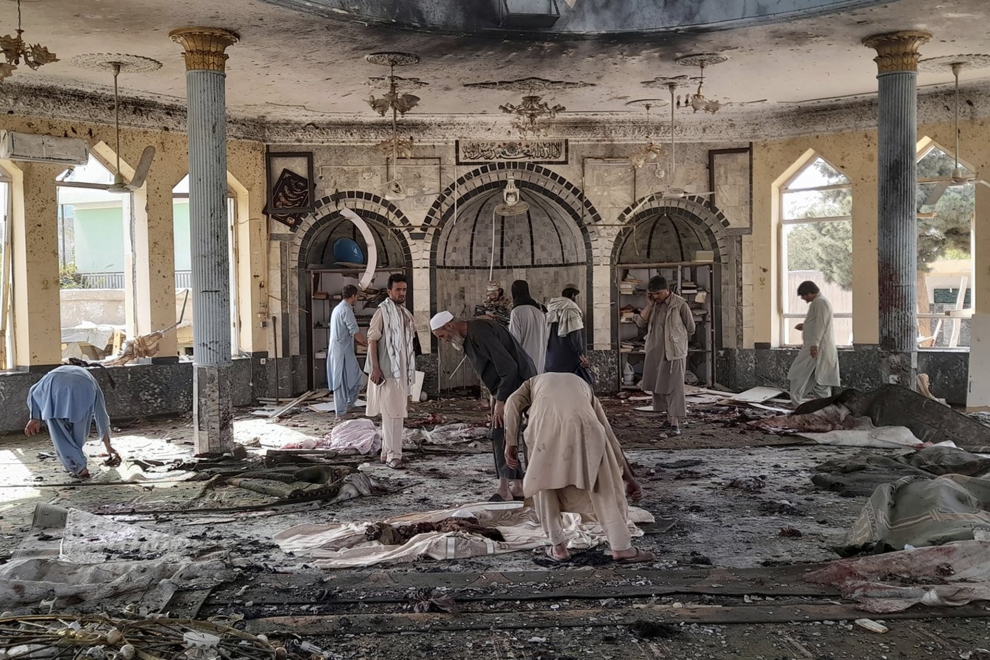 Į Afganistano šiaurinio Kundūzo miesto ligoninę atvežta mažiausiai 15 lavonų po penktadienį vienoje mečetėje driokstelėjusio sprogimo.<br>AP/Scanpix nuotr.