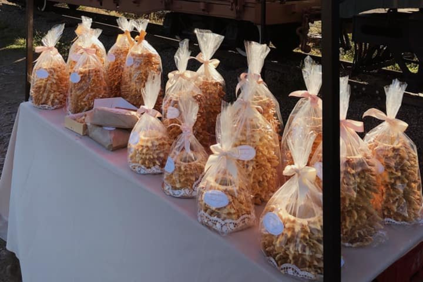 Penktadieniais „Tradicijos“ šakočiais prekiaujama turgelyje Pakruojyje.<br> Feisbuko nuotr.
