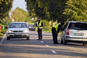 Migrantai iš Baltarusijos rado naują kelią: atvyksta keltais, pasislepia automobilių bagažinėse
