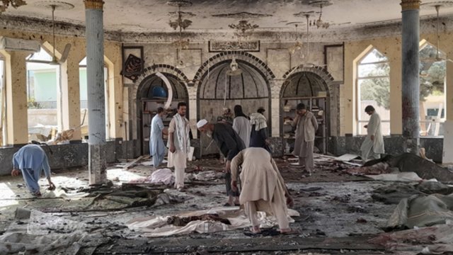 Šokiruojantys vaizdai po kruvinos atakos Afganistano mečetėje: mažiausiai 50 žuvusiųjų, dešimtys sužeistųjų