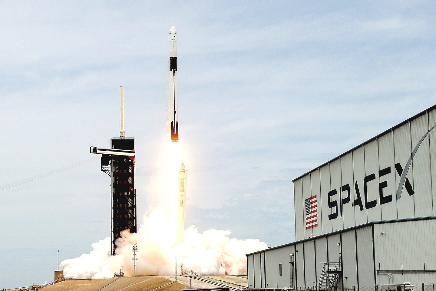 Kosmoso verslo srityje kompanijos „SpaceX“ ir „Blue Origin“ pastaruoju metu itin smarkiai konkuruoja. Kova dėl milijardais dolerių vertinamų JAV vyriausybės užsakymų vyksta ir teismuose.<br>„Scanpix“ nuotr.