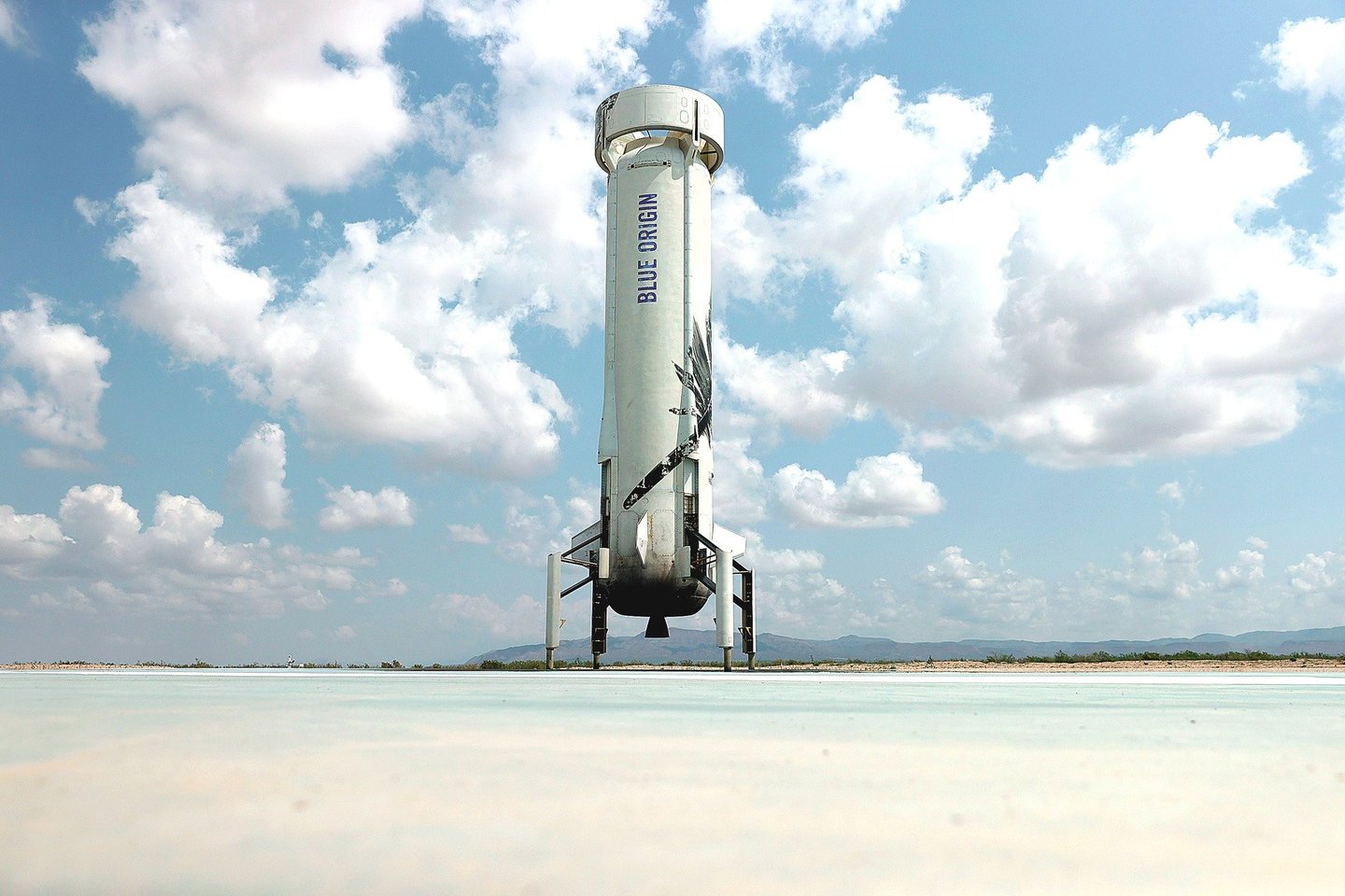 Kosmoso verslo srityje kompanijos „SpaceX“ ir „Blue Origin“ pastaruoju metu itin smarkiai konkuruoja. Kova dėl milijardais dolerių vertinamų JAV vyriausybės užsakymų vyksta ir teismuose.