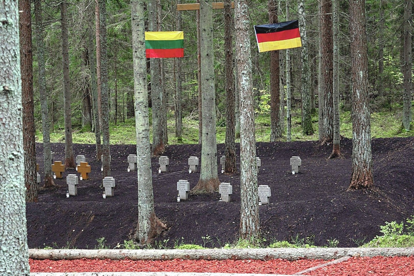 Minėjimo metu žuvusieji buvo pagerbti Lietuvos ir Vokietijos nacionaliniais himnais, pašventintas naujas kryžius. 