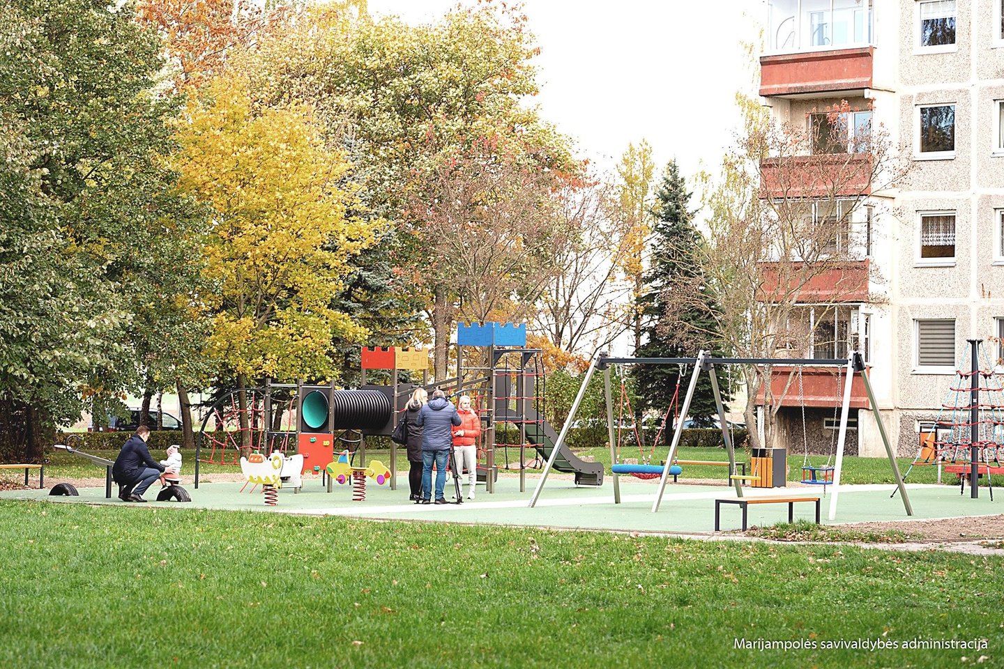 Gyvenamajame Mokolų rajone atidaryta vaikų žaidimo aikštelė. 
