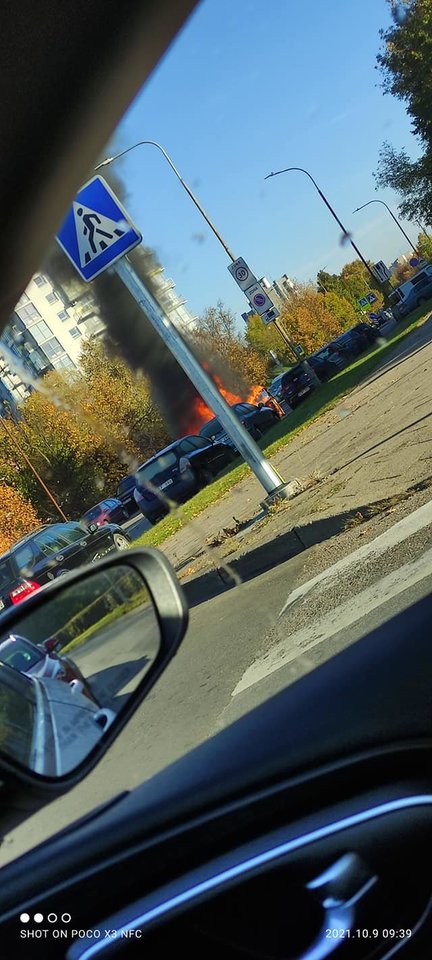  Šeštadienio rytą ant kojų sukelti Vilniaus ugniagesiai: Šeškinės rajone vidury gatvės atvira liepsna degė automobilis.<br> K.Buč nuotr.