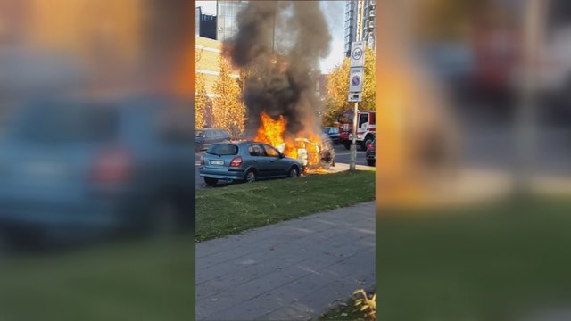 Vaizdai iš nelaimės vietos sostinės gatvėje: atvira liepsna degė automobilis