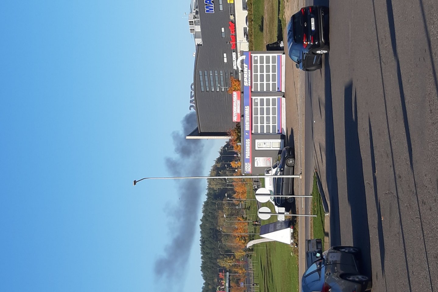  Šeštadienio rytą ant kojų sukelti Vilniaus ugniagesiai: Šeškinės rajone vidury gatvės atvira liepsna degė automobilis.