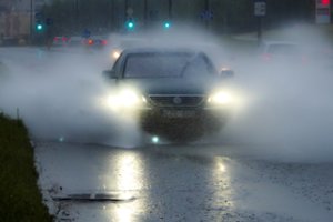 Pilaitės gyventojų automobiliai skęsta tvenkinio dydžio balose: tam išspręsti reikia milijono eurų