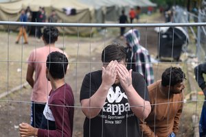 Šokiruojanti ataskaita supykdė L. Kasčiūną: pasieniečiai savo vaikų batus atidavė migrantams