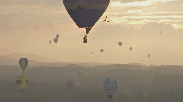 Vokietijoje vyksta oro balionų čempionatas: pilotams teks atlikti sudėtingas užduotis