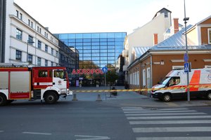 Kauno „Akropolyje“ pranešta apie padėtą sprogmenį, evakuoti žmonės