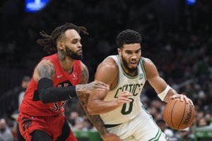 J. Tatumo vedamas „Celtics“ tik po tikslių ispano baudos metimų rungtynių pabaigoje įveikė „Raptors“