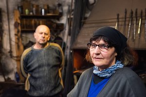 Šilagalio kalvėje vietos pakanka ir moteriai, ir vyrui: sutuoktiniai prie žaizdro sukasi jau kelis dešimtmečius