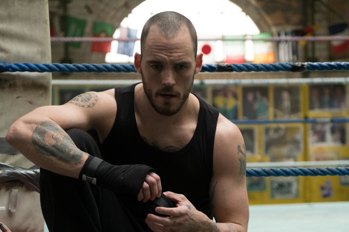Filme „Pažeistas“ pasakojama neseniai iš kalėjimo paleisto talentingo boksininko Liamo istorija.<br>TV3 nuotr.