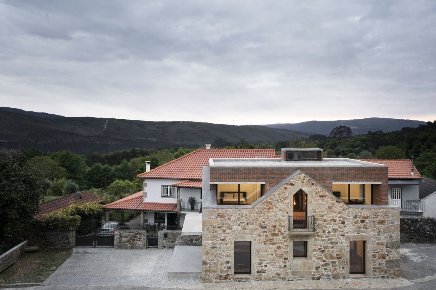 Portugalų architektas Tiago Sousa parengė tradicinio Romarigoes miestelio namo rekonstrukcijos projektą.<br>Ivo Tavares Studio / archdaily.com nuotr.
