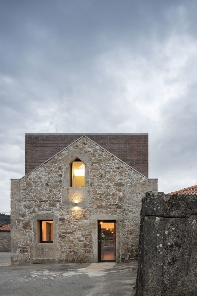 Portugalų architektas Tiago Sousa parengė tradicinio Romarigoes miestelio namo rekonstrukcijos projektą.<br>Ivo Tavares Studio / archdaily.com nuotr.