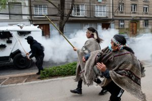 Čilėje per indėnų susirėmimus su policija žuvo žmogus, nukentėjo 17 pareigūnų