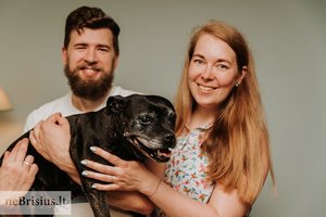 Garaže be maisto ir vandens mirti palikta Stafordšyro bulterjero mišrūnė stebina savo gerumu