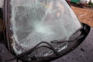 Panevėžiškis nesusivaldė: supykęs išlipo iš automobilio ir sudaužė kito vairuotojo stiklą