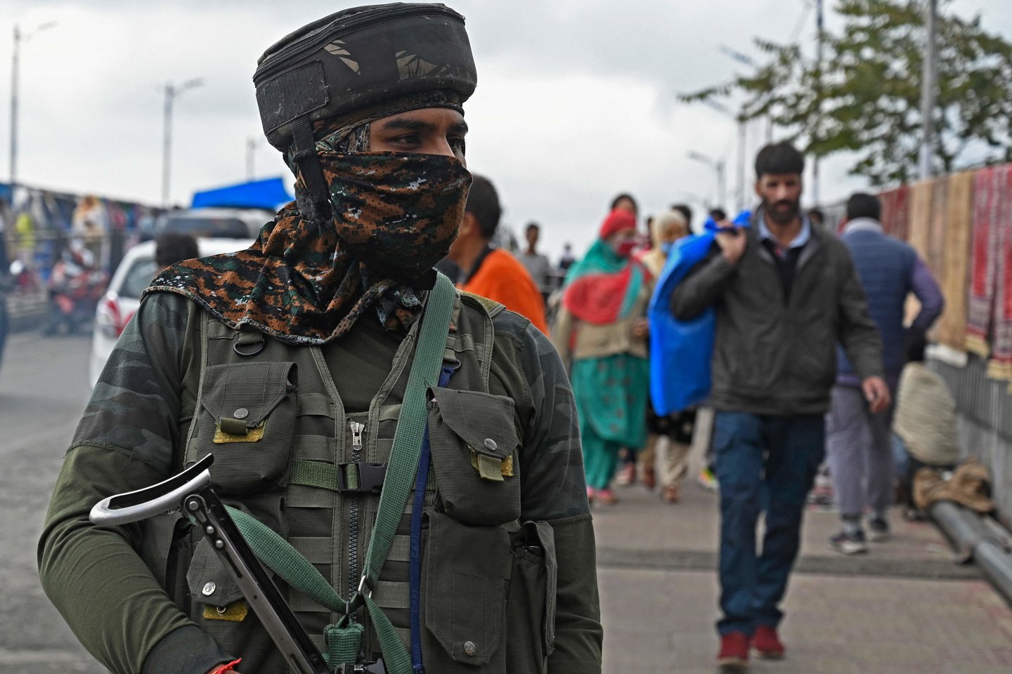 Indijos administruojamoje Kašmyro dalyje pirmadienį įtariami kovotojai nušovė penkis karius.<br>AFP/Scanpix nuotr.