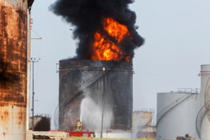Pietų Libane naftos saugykloje kilo didžiulis gaisras