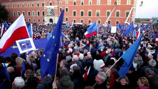 Lenkijoje dešimtys tūkstančių žmonių susirinko į demonstraciją: reiškė palaikymą šalies narystei Europos Sąjungoje