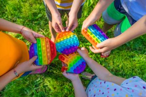 Praėjusių metų žaislų karalių nuvainikavo silikonis žaislas „Pop it“