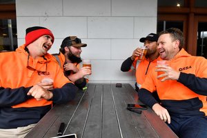 Australija švenčia išsivadavimą iš 100 dienų karantino: milžiniškos eilės – ir prie barų, ir prie grožio salonų