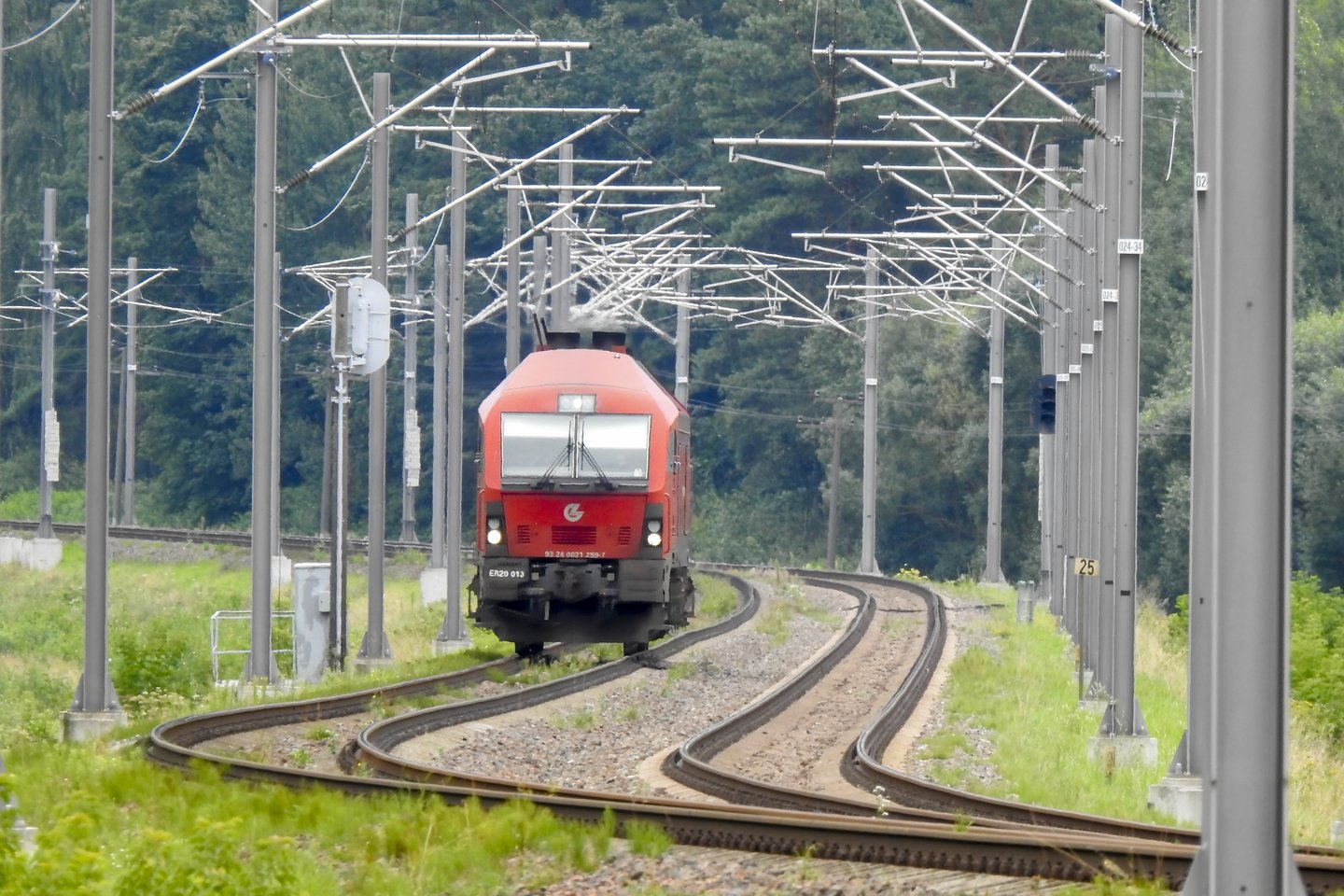Lietuvos viešosios geležinkelių infrastruktūros tinklą valdančios įmonės „LTG Infra“ valdyba priėmė sprendimą laikinai stabdyti antrojo geležinkelio kelio statybas.<br>V.Ščiavinsko asociatyvi nuotr.