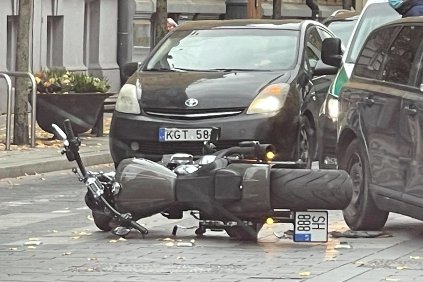 Vilniuje susidūrė automobilis ir motociklas. Pastarosios transporto priemonės vairuotojas dėl sužedimų išvežtas į ligoninę.<br>A.Siaurusevičiaus nuotr.